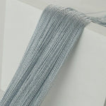 "Fil gris brillant idéal pour la couture et le tricot, apportant une touche d'élégance et de modernité à vos créations DIY, parfait pour les projets d'artisanat et les décorations."