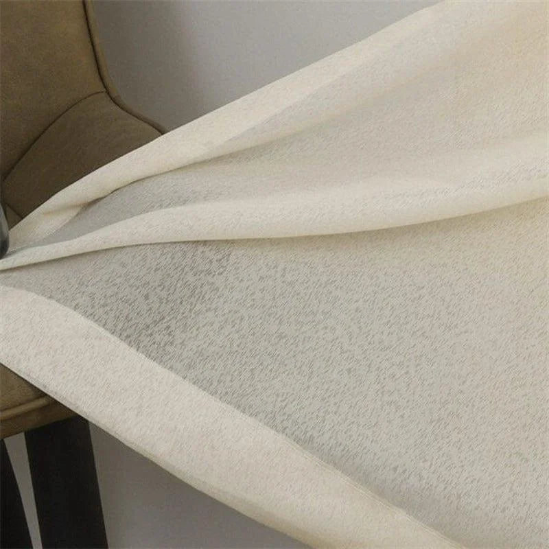 Voilage translucide blanc crème élégant, idéal pour embellir votre intérieur. Parfait pour filtrer la lumière tout en préservant l'intimité de votre espace. Accessoire déco moderne et raffiné pour salon ou chambre.