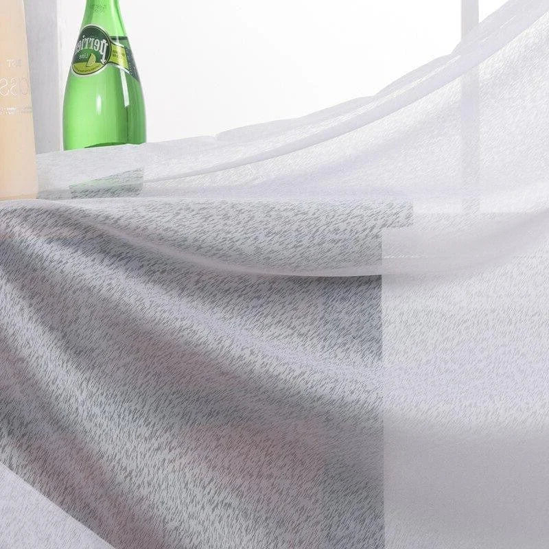 Voilage blanc élégant et moderne pour décoration intérieure, idéal pour apporter luminosité et légèreté à votre salon ou chambre, accentuant le style contemporain de votre espace de vie.