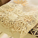 Centre de table élégant avec motifs floraux détaillés, idéale pour une décoration raffinée de salle à manger. Ses broderies minutieuses ajoutent une touche de sophistication aux occasions spéciales et aux repas quotidiens. Parfait pour sublimer votre intérieur avec charme et style.