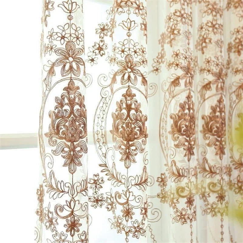 Voilage élégant avec motifs floraux, idéal pour ajouter une touche de sophistication à votre intérieur. Ce rideau translucide permet de filtrer la lumière tout en décorant votre espace avec raffinement. Parfait pour le salon ou la chambre à coucher, il s'harmonise avec différents styles de décoration d'intérieur.