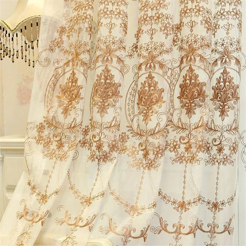 Rideau élégant avec broderies dorées, parfait pour ajouter une touche de sophistication à votre décoration intérieure. Design raffiné idéal pour salon ou chambre, ces motifs brodés apportent une ambiance chaleureuse et luxueuse à votre espace.