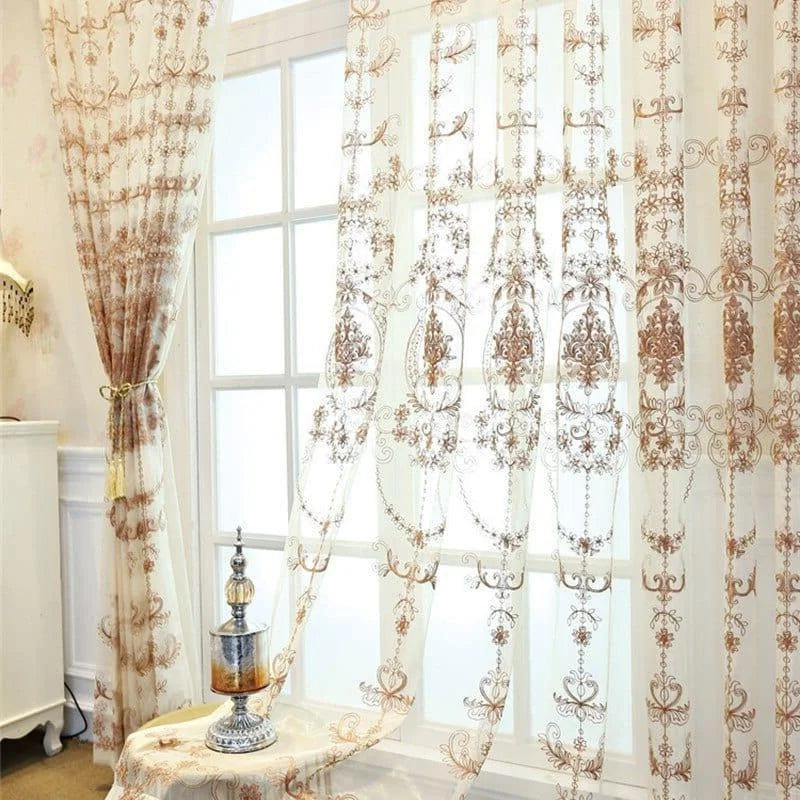 Rideaux élégants ornés de motifs floraux pour une décoration intérieure raffinée, laissant passer la lumière tout en ajoutant une touche de charme classique à votre salon ou chambre à coucher. Parfaits pour créer une ambiance chaleureuse et accueillante.