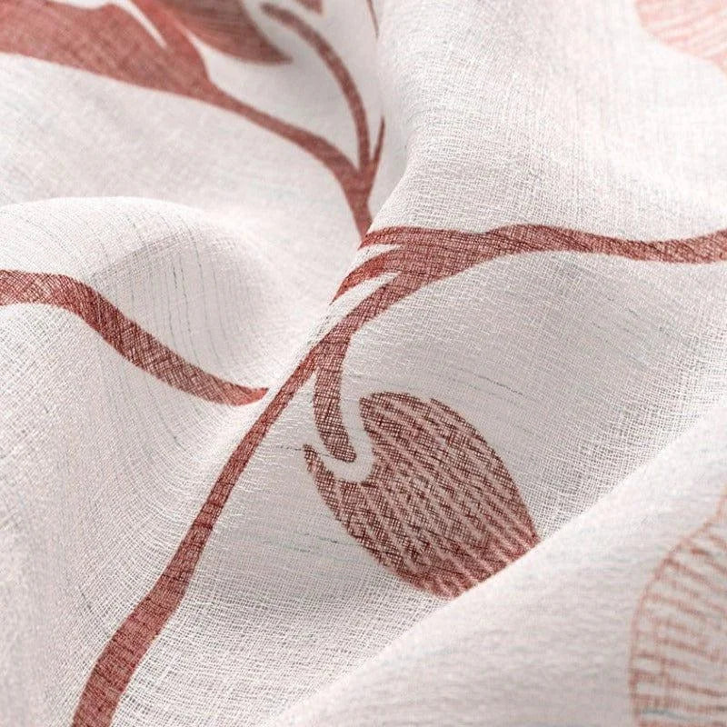 Gros plan sur un tissu blanc avec un motif floral rouge, idéal pour la décoration intérieure moderne. Design élégant et raffiné, parfait pour apporter une touche de sophistication à votre espace. Convient aux rideaux, nappes et autres éléments décoratifs.