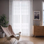 Voilage blanc élégant avec motifs géométriques, idéal pour salon moderne; apportant luminosité et style à votre espace de vie. parfait pour une décoration intérieure contemporaine.