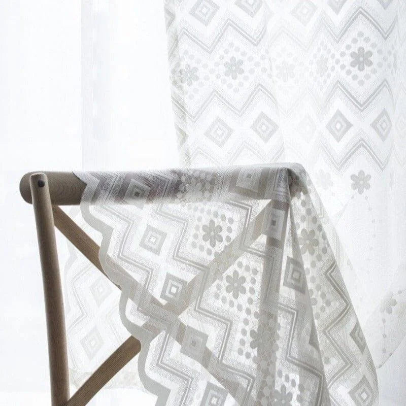 Voilage décoratif à motifs géométriques et floraux, idéal pour apporter une touche élégante à votre intérieur. Ce rideau translucide offre une ambiance lumineuse tout en préservant votre intimité. Accessoire parfait pour salon, chambre ou bureau, il s'adapte à différents styles de décoration. Facile à installer, il rafraîchira votre espace avec subtilité et sophistication.
