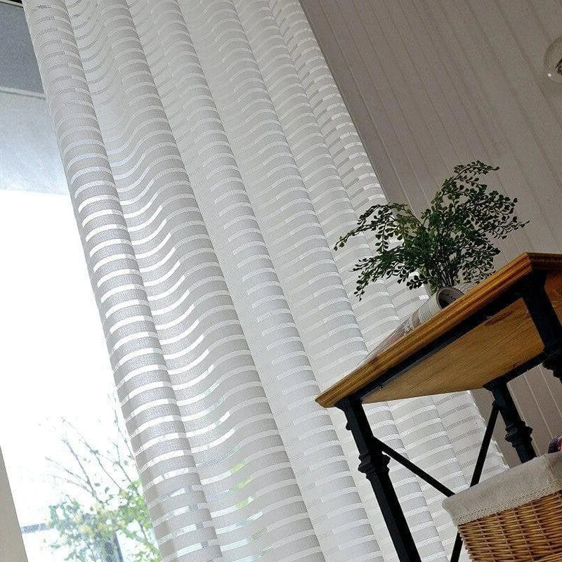Rideau moderne à rayures blancs, idéal pour filtrer la lumière tout en préservant l'intimité de votre intérieur. Design élégant et épuré, il s'intègre parfaitement dans un salon ou une chambre. Accessoire de décoration pratique, ce rideau ajoute une touche de sophistication à votre espace de vie tout en optimisant l'éclairage naturel.