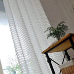 Rideau moderne à rayures blancs, idéal pour filtrer la lumière tout en préservant l'intimité de votre intérieur. Design élégant et épuré, il s'intègre parfaitement dans un salon ou une chambre. Accessoire de décoration pratique, ce rideau ajoute une touche de sophistication à votre espace de vie tout en optimisant l'éclairage naturel.