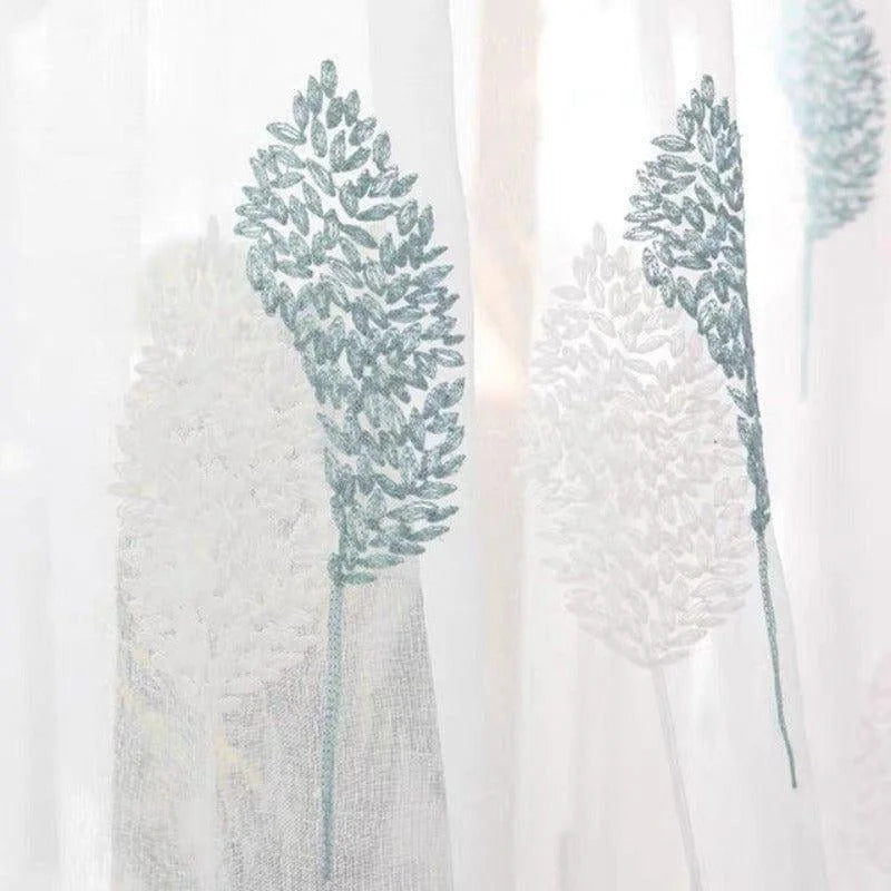 Rideau décoratif blanc avec motifs végétaux brodés en vert. Idéal pour ajouter une touche élégante et naturelle à votre intérieur, ce rideau apporte une luminosité douce à la pièce tout en préservant votre intimité. Parfait pour salles à manger, salons ou chambres, il s'intègre facilement dans divers styles de décoration. Découvrez comment ce rideau peut transformer l'atmosphère de votre maison avec son design raffiné.