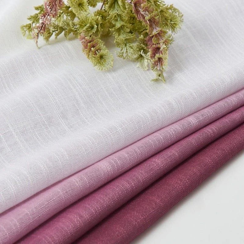 Tissu décoratif en dégradé de blanc à mauve, idéal pour la confection de rideaux modernes. Élément floral en arrière-plan ajoutant une touche naturelle. Parfait pour une décoration intérieure élégante et apaisante.