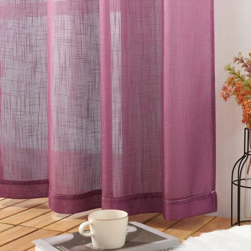 Voilage moderne de couleur prune, idéal pour habiller votre salon avec élégance. Ce rideau apporte une touche de sophistication à votre intérieur tout en laissant passer la lumière naturelle. Parfait pour créer une ambiance chaleureuse et accueillante dans votre pièce à vivre.
