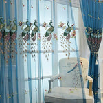 Rideaux élégants avec motifs de paons et fleurs, idéals pour ajouter une touche de sophistication et de couleur à votre intérieur. Parfaits pour une décoration de salon raffinée, ces rideaux apportent charme et originalité tout en filtrant la lumière naturelle. Transformez votre espace avec style grâce à ces magnifiques rideaux.