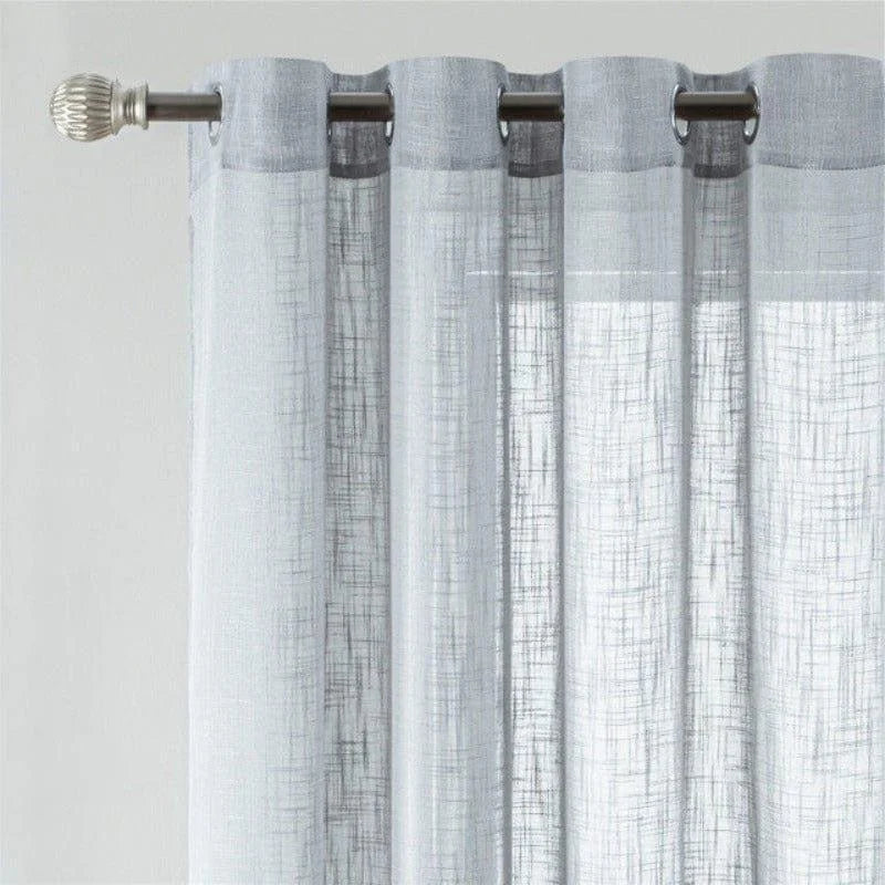 Voilage élégant gris clair avec œillets, idéal pour embellir votre intérieur tout en laissant passer la lumière. Parfait pour une ambiance lumineuse et moderne dans le salon ou la chambre. Facile à installer sur une tringle à rideau.