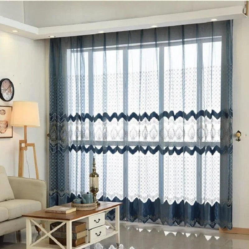 Rideaux élégants bleus avec motifs décoratifs, parfaits pour apporter une touche de sophistication à votre salon. Ces rideaux laissent passer la lumière tout en préservant votre intimité. Idéals pour un intérieur moderne et raffiné. S'harmonisent parfaitement avec un mobilier contemporain.