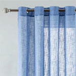 Rideau bleu transparent avec œillets. Accessoire élégant pour décoration intérieure, idéal pour apporter une touche de légèreté et de modernité à votre salon ou chambre. Convient parfaitement aux tringles classiques. Solution esthétiquement agréable pour contrôler la lumière tout en maintenant une ambiance lumineuse.