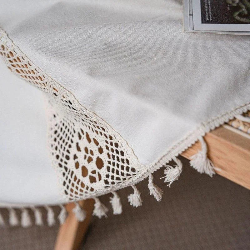 Nappe élégante avec bordure en dentelle délicate et franges, idéal pour ajouter une touche de charme et de sophistication à votre salle à manger. Parfait pour les occasions spéciales et la décoration intérieure.