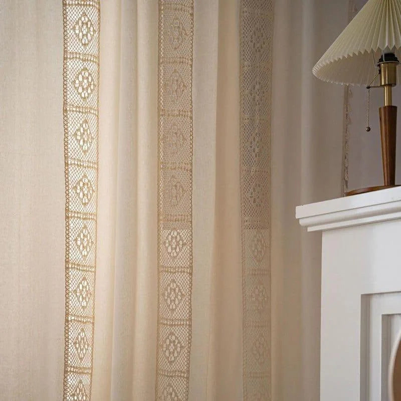 Rideaux élégants avec motifs ajourés, parfaits pour ajouter une touche sophistiquée à votre intérieur. Accessoire décoratif idéal pour le salon ou la chambre, ces rideaux apportent luminosité et charme grâce aux détails délicats en dentelle. Transformez votre espace en un havre de paix avec cet élément chic et raffiné.