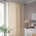 Rideau élégant beige avec motifs décoratifs, idéal pour salon ou chambre moderne. Il laisse passer la lumière tout en préservant l'intimité. Complément parfait pour une décoration intérieure raffinée, il s'harmonise avec des meubles clairs et apporte une touche chaleureuse à l'espace. Facile à installer sur une tringle standard.