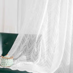 Voilage blanc transparent à motif chevron, idéal pour une décoration intérieure élégante et moderne. Parfait pour habiller les fenêtres et laisser entrer la lumière naturelle, ce voilage offre un style raffiné à votre salon. Le contraste avec un fauteuil vert foncé ajoute une touche de chic à votre ambiance.