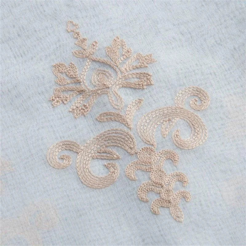 Motif floral élégant en relief sur fond bleu clair, idéal pour ajouter une touche délicate et sophistiquée à tout projet de décoration intérieur ou vêtement personnalisé. Design raffiné et détails soignés pour une esthétique intemporelle. Convient parfaitement pour les amateurs de mode et de décoration tendance.