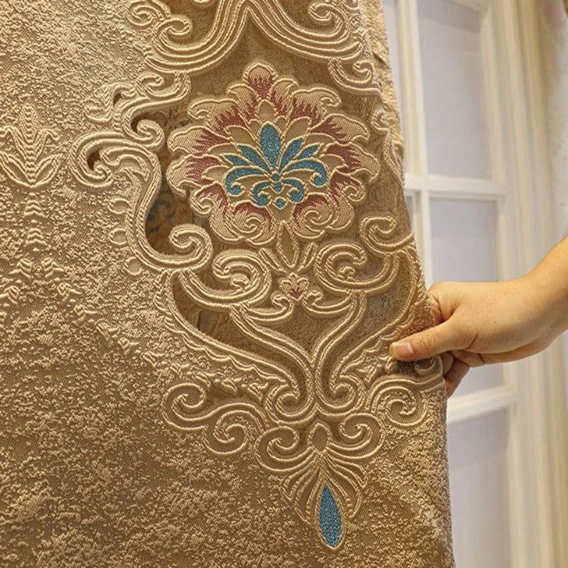 Rideau élégant avec motif floral complexe, idéal pour ajouter une touche de sophistication à n'importe quelle pièce. Détails brodés de couleur turquoise et rose, parfait pour un salon ou une chambre chic. Accessoire décoratif qui combine art et fonctionnalité pour embellir votre intérieur.