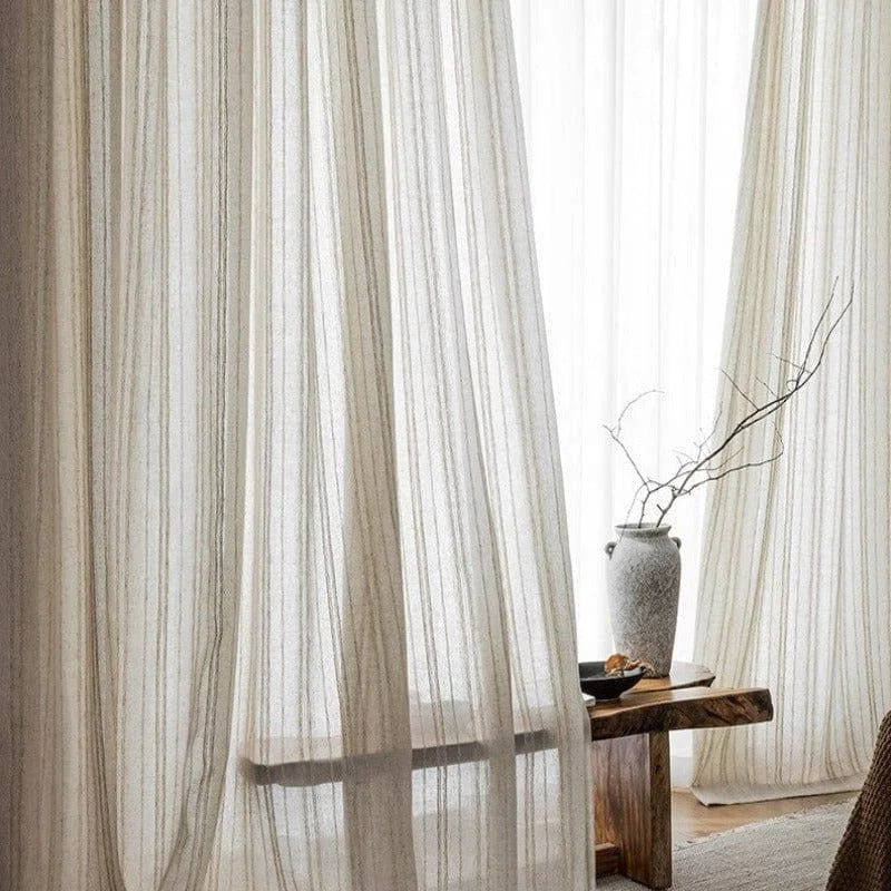 Voilage élégant et translucide pour salon moderne, offrant une ambiance lumineuse et chaleureuse. Idéal pour les fenêtres panoramiques, ce rideau décoratif ajoute une touche raffinée à votre intérieur tout en préservant l'intimité. Parfait pour créer une atmosphère accueillante dans votre maison.