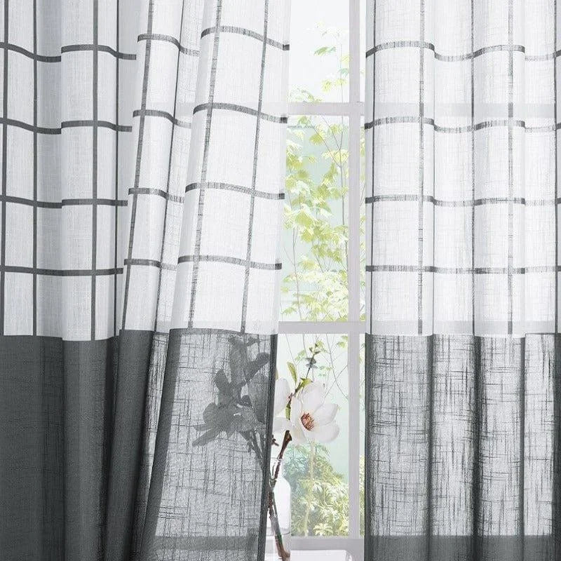 Rideaux élégants gris et blancs à motif quadrillé, parfaits pour un intérieur moderne et lumineux. Ces rideaux apportent une touche de sophistication à votre salon ou chambre tout en laissant entrer la lumière naturelle. Leur design intemporel s'harmonise facilement avec divers styles de décoration.