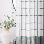 Rideau design à motifs carrés pour salon moderne, parfait pour ajouter une touche élégante et contemporaine à votre décoration intérieure. Idéal pour moduler la lumière naturelle tout en apportant un style raffiné. Accessoire déco essentiel pour une ambiance chaleureuse et chic.