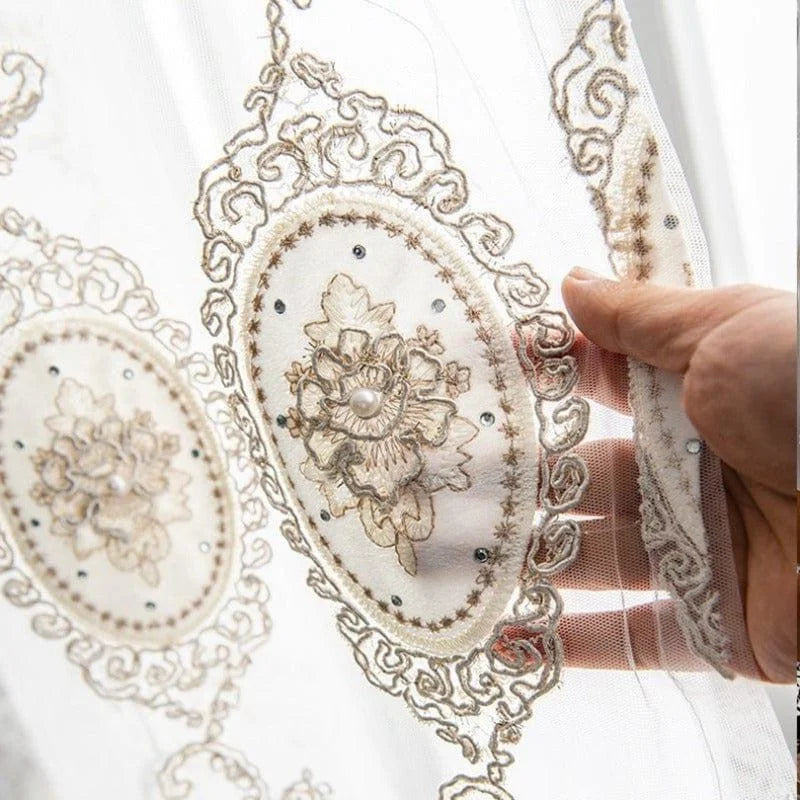 Broderie raffinée avec motifs floraux en relief ornée de perles. Design élégant idéal pour décoration intérieure ou création de vêtements sur mesure. Détails minutieux qui ajoutent une touche d'élégance et de sophistication. Parfait pour ajouter du charme à votre espace de vie.