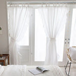 Rideaux blancs élégants pour salon moderne, laissant passer la lumière naturelle tout en assurant l'intimité. Idéal pour une décoration intérieure minimaliste et lumineuse, ces rideaux s'intègrent parfaitement à tout type d'intérieur. Solution parfaite pour embellir vos fenêtres et améliorer l'ambiance de votre espace de vie.