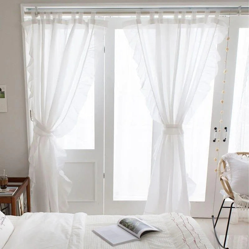 Rideaux blancs élégants pour salon moderne, laissant passer la lumière naturelle tout en assurant l'intimité. Idéal pour une décoration intérieure minimaliste et lumineuse, ces rideaux s'intègrent parfaitement à tout type d'intérieur. Solution parfaite pour embellir vos fenêtres et améliorer l'ambiance de votre espace de vie.