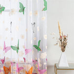 Rideau décoratif avec motifs de papillons colorés, idéal pour embellir votre intérieur. Parfait pour ajouter une touche de fraîcheur et de créativité à votre salon ou chambre grâce à ses motifs vibrants et joyeux. Ce rideau saura trouver sa place dans tout type d'ambiance, offrant luminosité et élégance à votre pièce.