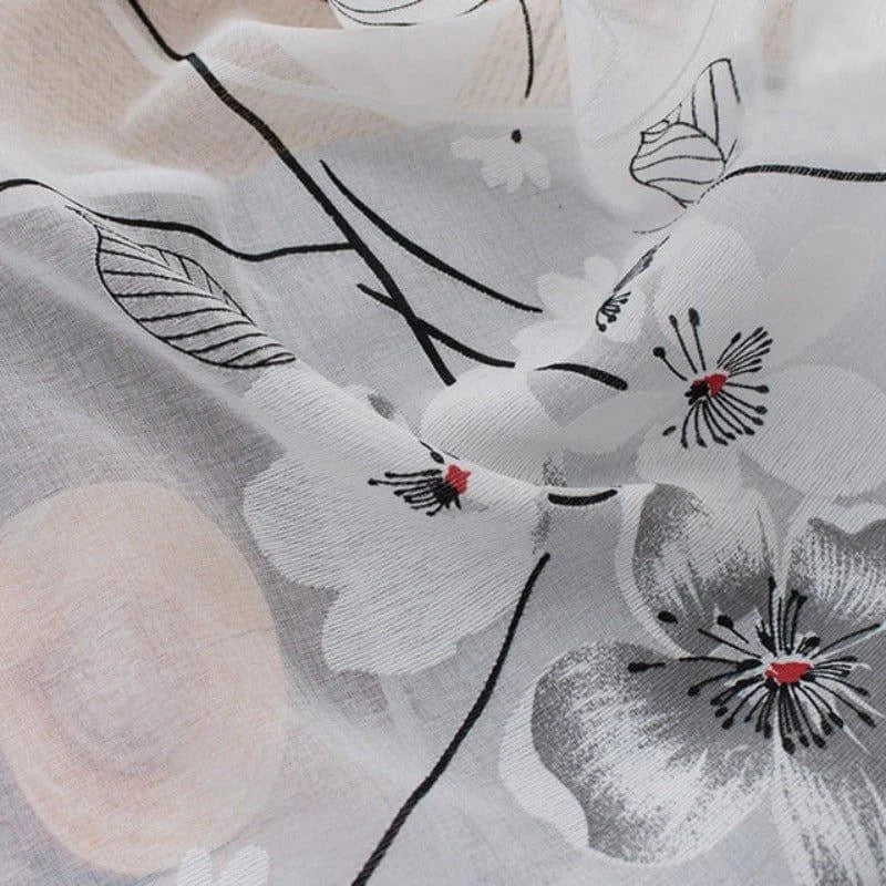 Voilage élégant avec motif floral, idéal pour ajouter une touche de fraîcheur et de raffinement à votre intérieur. Ce rideau translucide aux motifs de fleurs délicates et aux couleurs douces s'harmonise parfaitement avec tout style de décoration, créant une ambiance lumineuse et apaisante. Parfait pour le salon, la chambre ou toute autre pièce de la maison.