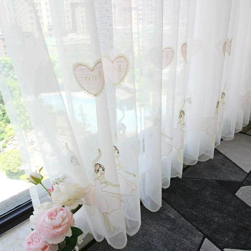 Voilage décoratif pour chambre d'enfant avec motifs de ballerines et coeurs, idéal pour apporter une touche d'élégance et de douceur à la pièce. Parfait pour filtrer la lumière naturelle tout en ajoutant un élément artistique et enchanteur à la décoration intérieure.