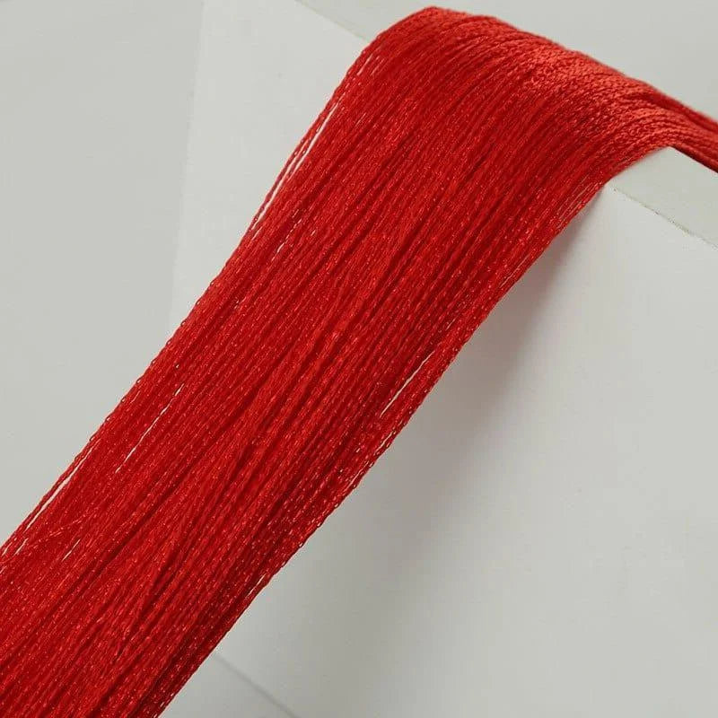 Fil rouge vibrant pour la décoration ou l'artisanat, idéal pour créer des designs uniques et ajouter une touche de couleur vive à vos projets créatifs. Parfait pour les travaux manuels, la décoration intérieure et les activités artistiques.