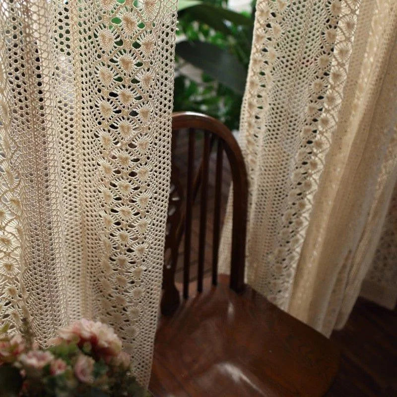 Rideaux ajourés élégants pour une décoration intérieure chaleureuse et raffinée, parfaits pour ajouter une touche de charme vintage à votre maison. Accessoire idéal pour filtrer la lumière tout en préservant votre intimité, ces rideaux ornés de motifs délicats s'intègrent parfaitement dans un salon, une chambre ou une salle à manger.