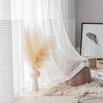 Voilage blanc élégant avec motif à chevrons, idéal pour créer une ambiance lumineuse et apaisante dans votre intérieur. Accessoirisé d'un vase décoratif et d'une œuvre artistique minimaliste, ce rideau apporte une touche de sophistication à votre salon ou chambre. Parfait pour un style contemporain et raffiné.