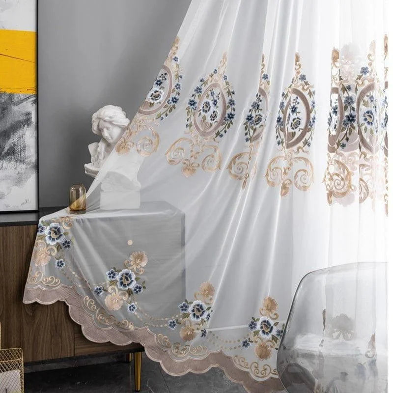 Voilage élégant avec broderies florales et motifs décoratifs pour une décoration intérieure raffinée, idéal pour ajouter une touche de charme et d'intimité à votre espace.