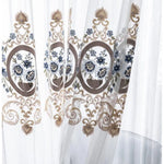 Rideau élégant avec broderies florales bleues et motifs dorés, idéal pour ajouter une touche de sophistication à tout intérieur. Parfait pour habiller les fenêtres du salon ou de la chambre avec style et raffinement.