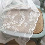 Voilage décoratif avec motifs floraux blancs sur chaise en rotin. Idéal pour sublimer la décoration intérieure, ce rideau ajoute une touche d'élégance et de raffinement à tout espace. Parfait pour les salons ou les chambres, il offre une ambiance lumineuse et chaleureuse.
