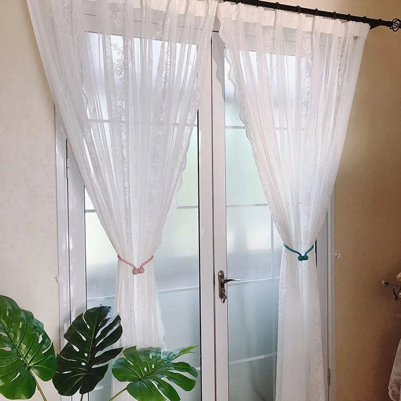 Rideaux élégants et légers pour baies vitrées, idéaux pour apporter une touche de style à votre intérieur. Parfaits pour contrôler la luminosité tout en conservant une ambiance lumineuse. Accessoire de décoration raffiné pour votre salon ou chambre à coucher. Choisissez ces voilages pour un look moderne et épuré, tout en préservant l'intimité de votre espace de vie. Plantes décoratives ajoutant une note de fraîcheur naturelle.