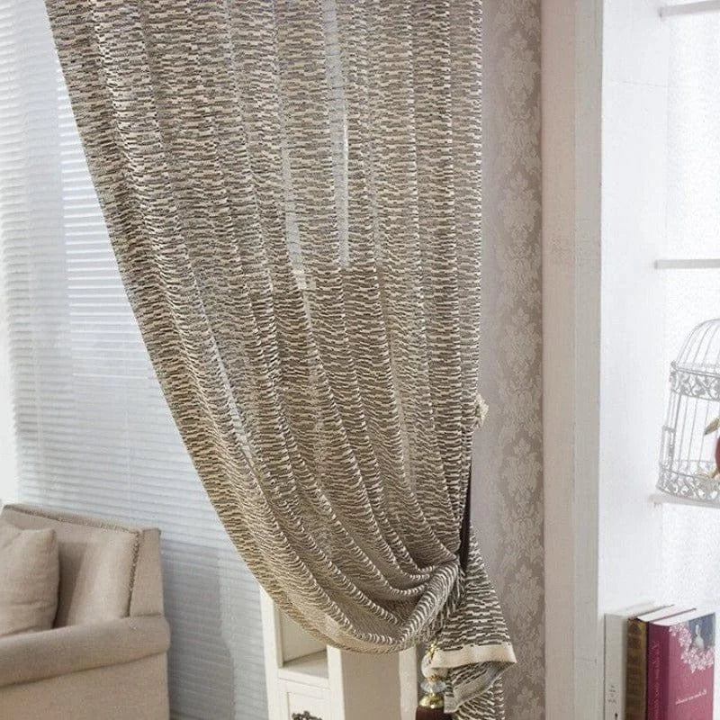 Rideau élégant pour salon moderne, apportant une touche de sophistication à la décoration intérieure. Design harmonieux avec motifs subtils, idéal pour tamiser la lumière. Parfait pour créer une ambiance chaleureuse et accueillante dans votre espace de vie.
