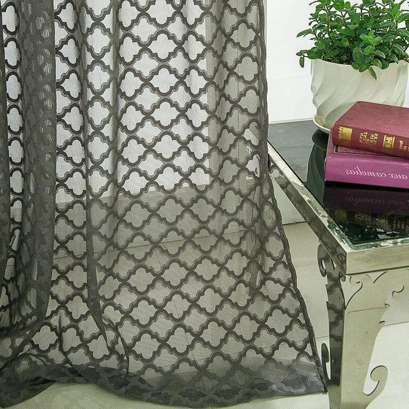 Voilage élégant à motif géométrique moderne, parfait pour sublimer votre salon. Ce rideau ajoute une touche de sophistication à votre intérieur tout en laissant entrer la lumière naturelle. Idéal pour une décoration contemporaine, le design raffiné s'harmonise avec différents styles de mobilier et embellit vos fenêtres avec élégance.