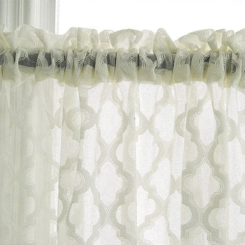 Voilage élégant et raffiné pour fenêtres, motif géométrique et translucide, idéal pour une ambiance lumineuse et chaleureuse. Transforme la décoration intérieure avec style.