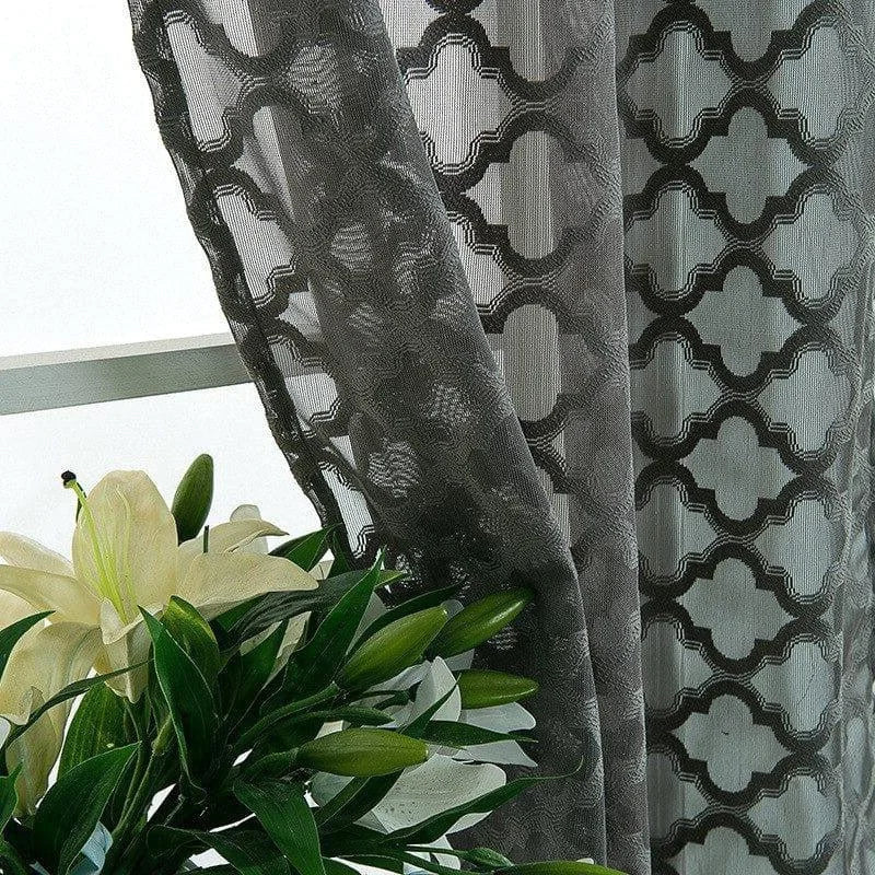 Rideau décoratif avec motif géométrique noir, idéal pour ajouter une touche élégante à votre intérieur. Ce rideau transparent permet une luminosité naturelle tout en préservant votre intimité. Parfait pour les salons modernes et les espaces de vie contemporains. Accompagnez-le de plantes pour une ambiance zen et équilibrée.
