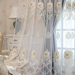 Voilage élégant avec motifs floraux pour décoration intérieure, idéal pour salon ou chambre, apportant une ambiance raffinée et lumineuse grâce à ses détails délicats et son style romantique. Parfait pour transformer vos fenêtres en une œuvre d'art et ajouter une touche de sophistication à votre espace de vie.