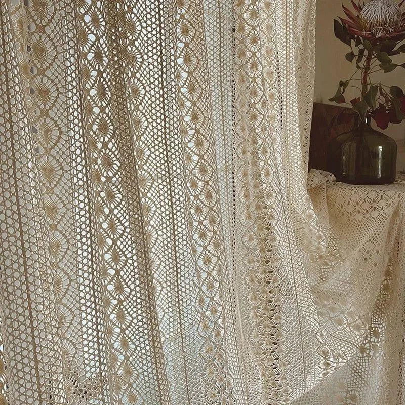 Rideau au design élégant avec motifs floraux, idéal pour une décoration de salon ou de chambre. Ajoute une touche d'élégance et de charme à votre intérieur avec ce rideau décoratif. Parfait pour créer une ambiance chaleureuse et accueillante.
