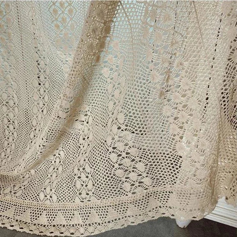 Voilage beige avec motifs ajourés, idéal pour ajouter une touche élégante et vintage à votre intérieur. Ce rideau décoratif se fond parfaitement dans tout type de décoration, offrant à la fois intimité et style. Parfait pour le salon, la chambre ou tout espace nécessitant un accent de charme raffiné.
