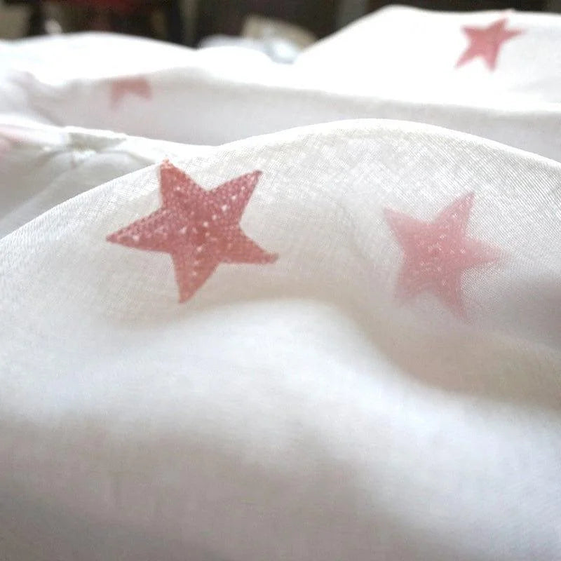 Tissu pour chambre d'enfant avec motif d'étoiles roses, parfait pour créer une ambiance douce et apaisante. Idéal pour la décoration de chambre, ce design étoilé apporte une touche de charme et de douceur à l'espace de votre enfant. Transformez facilement la chambre en un lieu accueillant et magique.