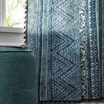 Rideaux style ethnique avec motifs géométriques bleu marine pour décoration intérieure moderne. Ajoute une touche de charme et d'élégance à votre salon. Solution d'habillage de fenêtre contemporaine.